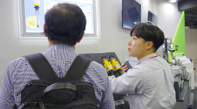 社員が製品を案内している様子