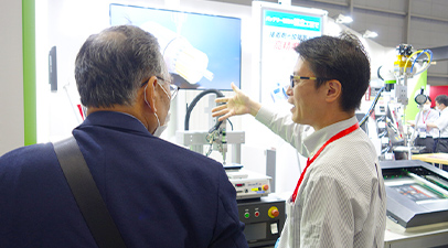 社員が製品を案内している様子