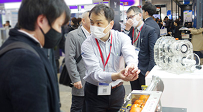 社員が製品を案内している様子