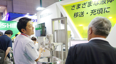 社員が製品を案内している様子