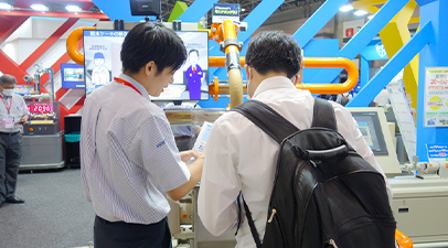 社員が製品を案内している様子
