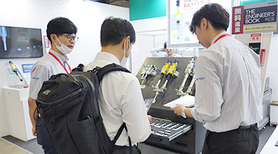 社員が製品を案内している様子