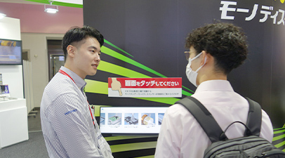 機械要素技術展で社員が製品を案内している様子