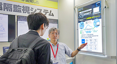 ものづくりAI/IoT展で社員が製品を案内している様子