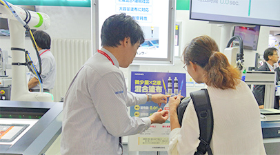 社員が製品を案内している様子