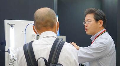 社員が製品を案内している様子