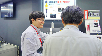 社員が製品を案内している様子