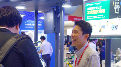 社員が製品を案内している様子