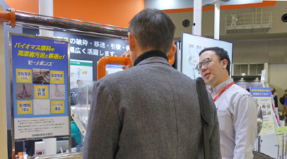 社員が製品を案内している様子