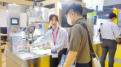 社員が製品を案内している様子