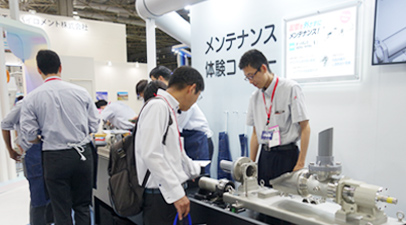 社員が製品を案内している様子