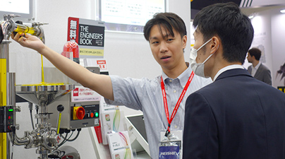 社員が製品を案内している様子