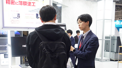 社員が製品を案内している様子