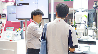 社員が製品を案内している様子