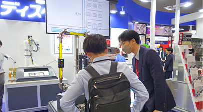社員が製品を案内している様子