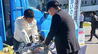 社員が製品を案内している様子