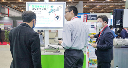 社員が製品を案内している様子