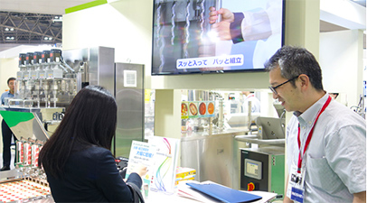 社員が製品を案内している様子