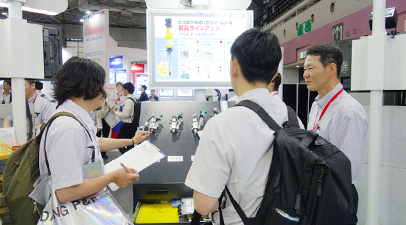 社員が製品を案内している様子