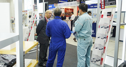 社員が製品を案内している様子