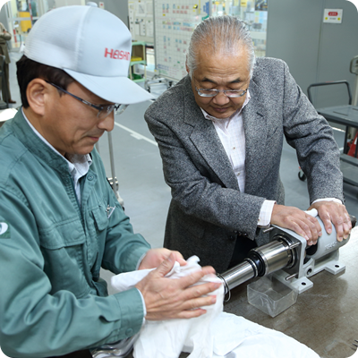 モーノポンプの組立を体験する津川氏